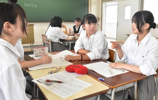 話し合いながら避難所のレイアウトを考える生徒たち＝神戸甲北高