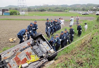 ロープを引き、転落した車を救出する神戸西署員ら＝西区平野町西戸田（同署提供）