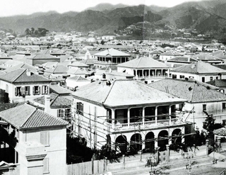 同じ様式の建物が並ぶ明治時代前半の居留地（神戸アーカイブ写真館提供）