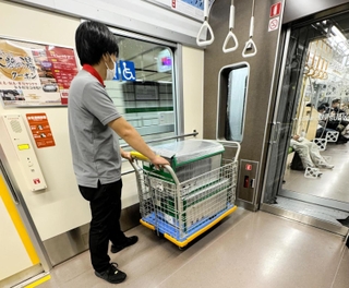 市営地下鉄西神・山手線の車両に商品を載せて運ぶ配送員（神戸市交通局提供）