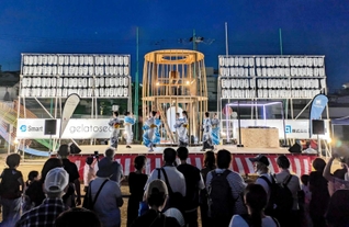 竹で製作したやぐら前のステージで盆踊りをする地元住民ら＝板宿小