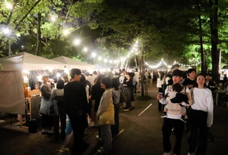 ５月に東遊園地で開かれたナイトピクニック。家族連れらでにぎわった＝神戸市中央区加納町６（撮影・大高　碧）