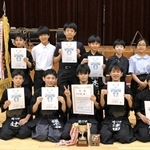 剣道男子団体で優勝した滝川中メンバーら＝長田区蓮池町、神戸常盤アリーナ