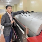 阪急春日野道駅そばにワイナリー「きら香ぶどう酒醸造」を開設した辛木哲夫さん＝中央区神若通１