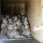 人工雪を貯蔵した氷室＝灘区六甲山町