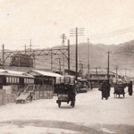 現在のフラワーロードを南から北に向けて撮った当時の写真。路面に阪神電車、上に神戸市電が見える（神戸アーカイブ写真館提供）