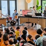 親子マリンバコンサートを楽しむ園児ら＝垂水区小束山手２