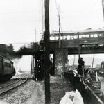 国の鉄道（左下）をまたいで走る神戸市電。今の三宮辺りで滝道跨線橋と呼ばれた（神戸市交通局提供）