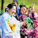 晴れ着姿で仲間とはしゃぐ内海千唯さん（右）（メイクユースマイル神戸提供）