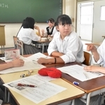 話し合いながら避難所のレイアウトを考える生徒たち＝神戸甲北高