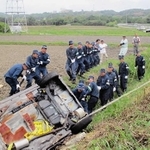 ロープを引き、転落した車を救出する神戸西署員ら＝西区平野町西戸田（同署提供）