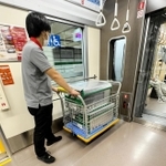 市営地下鉄西神・山手線の車両に商品を載せて運ぶ配送員（神戸市交通局提供）