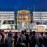 竹で製作したやぐら前のステージで盆踊りをする地元住民ら＝板宿小