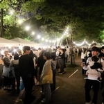 ５月に東遊園地で開かれたナイトピクニック。家族連れらでにぎわった＝神戸市中央区加納町６（撮影・大高　碧）