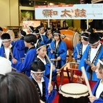 元町夜市で和太鼓演奏を披露するこうべ小学校の児童たち＝神戸市中央区元町通３