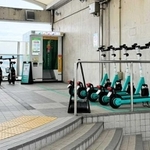 ＪＲ朝霧駅に設けられた「ループ」のポート＝明石市朝霧南町１（神戸市提供）