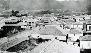 奥に見える六甲山の麓に洋館が建ち始めている。現在の異人館街周辺だ（神戸アーカイブ写真館提供）