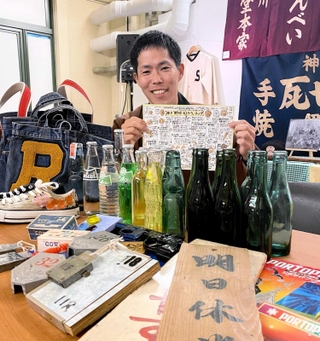 銭湯や炭酸飲料、野球カステラなどプライベートで神戸の産業や文化を深掘りしてきた神戸市職員の志方功一さん＝海外移住と文化の交流センター