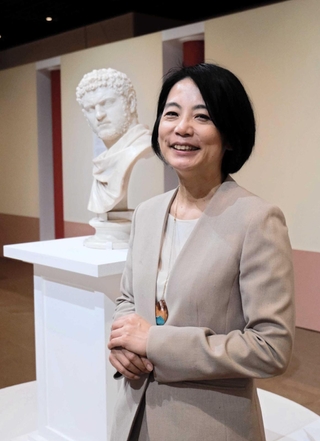 「特にヴィーナス像にほれぼれします」と語る芳賀京子教授＝神戸市立博物館
