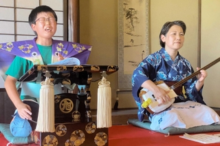 鶴澤友球さん（右）の三味線に合わせて義太夫を務める西山航生さん＝北区鈴蘭台西町６、内田家住宅