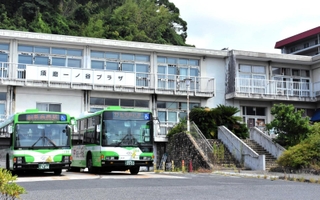神戸市が活用を模索している「須磨一ノ谷プラザ」。現在は市バスの待機所にもなっている＝須磨区一ノ谷町５