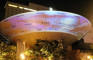 優雅に泳ぐ海の生き物などの映像を楽しむことができる＝神戸市東灘区向洋町中２