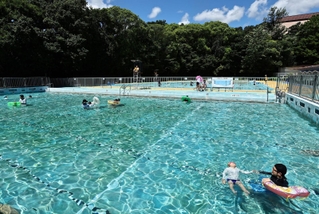 水と緑と空と。最後の夏を惜しむように、市民らがゆったりと水の感触を楽しんでいた＝神戸市灘区王子町、王子スポーツセンター（撮影・長嶺麻子）