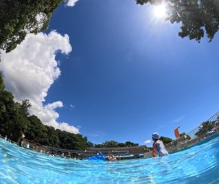 水と緑と太陽と空と。最後の夏を惜しむように、市民らがゆったりと水の感触を楽しんでいた＝神戸市灘区王子町、王子スポーツセンター（撮影・長嶺麻子）