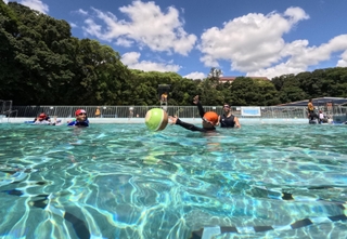 緑に囲まれた都心のオアシス。最後の夏を惜しむように、親子連れらが水の中で元気にはしゃいでいた＝王子スポーツセンター