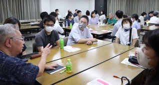 参加者と吃音との付き合い方や悩みについて語り合う、神戸言友会会長の狩場一郎さん（左から４人目）ら＝神戸市教育会館