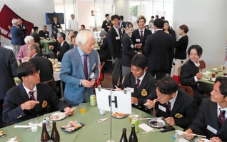 現役ホッケー部員と語り合う山徳与至夫さん（手前左から２人目）＝甲南大学岡本キャンパス