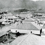 奥に見える六甲山の麓に洋館が建ち始めている。現在の異人館街周辺だ（神戸アーカイブ写真館提供）