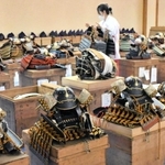虫干しされる楠公武者行列のよろい＝中央区多聞通３