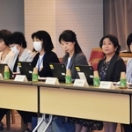 災害対策の総点検について議論した神戸市の防災会議。改選で女性委員が４割を超えた＝神戸市役所