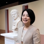 「特にヴィーナス像にほれぼれします」と語る芳賀京子教授＝神戸市立博物館