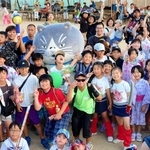 記念撮影に並んだ来場者に囲まれるマル＝北区ひよどり台３