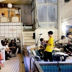 湊河湯の改装前に行われたライブ。現在も漫才や音楽イベントが頻繁に＝湊河湯