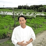 放棄されかかったブドウ畑を借り受け、減農薬や有機農法での栽培に挑戦する宮本健司さん＝神戸市北区大沢町