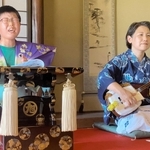 鶴澤友球さん（右）の三味線に合わせて義太夫を務める西山航生さん＝北区鈴蘭台西町６、内田家住宅
