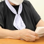 詐欺にあった日のことを書き記したメモを手に語る女性＝灘署