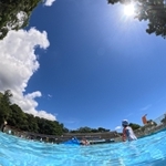 水と緑と太陽と空と。最後の夏を惜しむように、市民らがゆったりと水の感触を楽しんでいた＝神戸市灘区王子町、王子スポーツセンター（撮影・長嶺麻子）