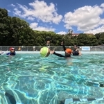 緑に囲まれた都心のオアシス。最後の夏を惜しむように、親子連れらが水の中で元気にはしゃいでいた＝王子スポーツセンター