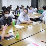 参加者と吃音との付き合い方や悩みについて語り合う、神戸言友会会長の狩場一郎さん（左から４人目）ら＝神戸市教育会館