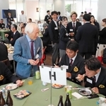 現役ホッケー部員と語り合う山徳与至夫さん（手前左から２人目）＝甲南大学岡本キャンパス