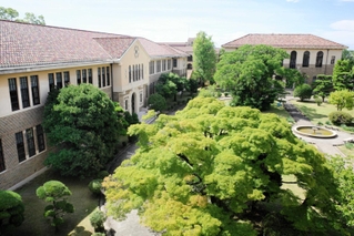 ＣＦ限定ツアーで見学する神戸女学院（国指定重要文化財）＝西宮市