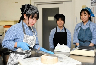 パティシエの指導を受けながらケーキ作りに取り組む須磨翔風高校の生徒＝神戸市須磨区堀池町２、ボックサン東須磨本店