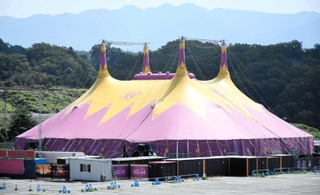 お目見えしたポップサーカスの大テント＝神戸市北区上津台８、イオンモール神戸北