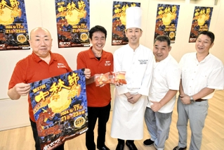 中秋節をＰＲする南京町商店街振興組合のメンバーら＝神戸市役所