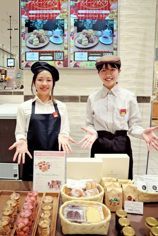 「ひがしなだスイーツめぐり」のプレイベントをＰＲする神戸国際大の学生たち＝神戸マルイ