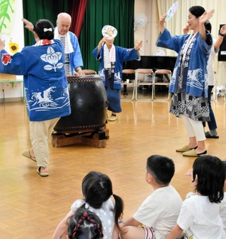 口説き音頭の踊りを披露する口説き音頭保存会のメンバーら＝西区玉津町新方、玉津第二幼稚園